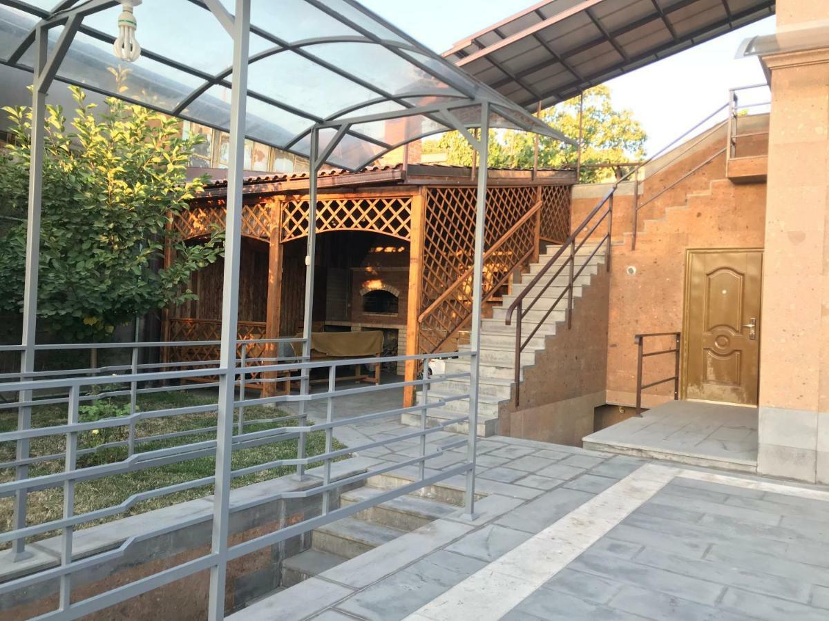 Bright Guesthouse In The Center Of Yerevan! Екстер'єр фото